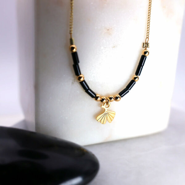 Collier horizon ginkgo et onyx en laiton doré — collection Jungles et forêts — fond blanc 01, Les Naturalistes