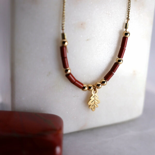 Collier horizon feuille de chêne et jaspe rouge en laiton doré — collection Jungles et forêts — fond blanc 01, Les Naturalistes