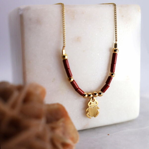 Collier horizon scarabée et jaspe rouge en laiton doré — collection Jungles et forêts — fond blanc 01, Les Naturalistes