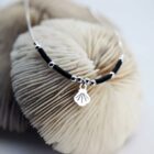 Collier horizon coquille Saint-Jacques et onyx en laiton argenté — collection Mers et océans — nature morte 01, Les Naturalistes