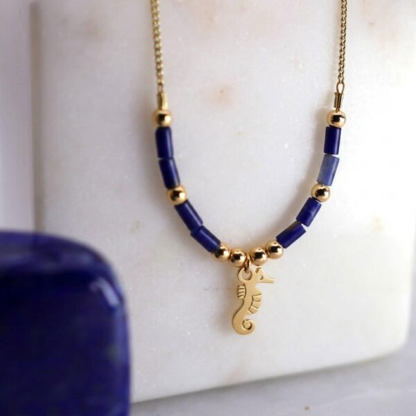 Collier horizon hippocampe et lapis lazulis en laiton doré — collection Mers et océans — fond blanc 02, Les Naturalistes