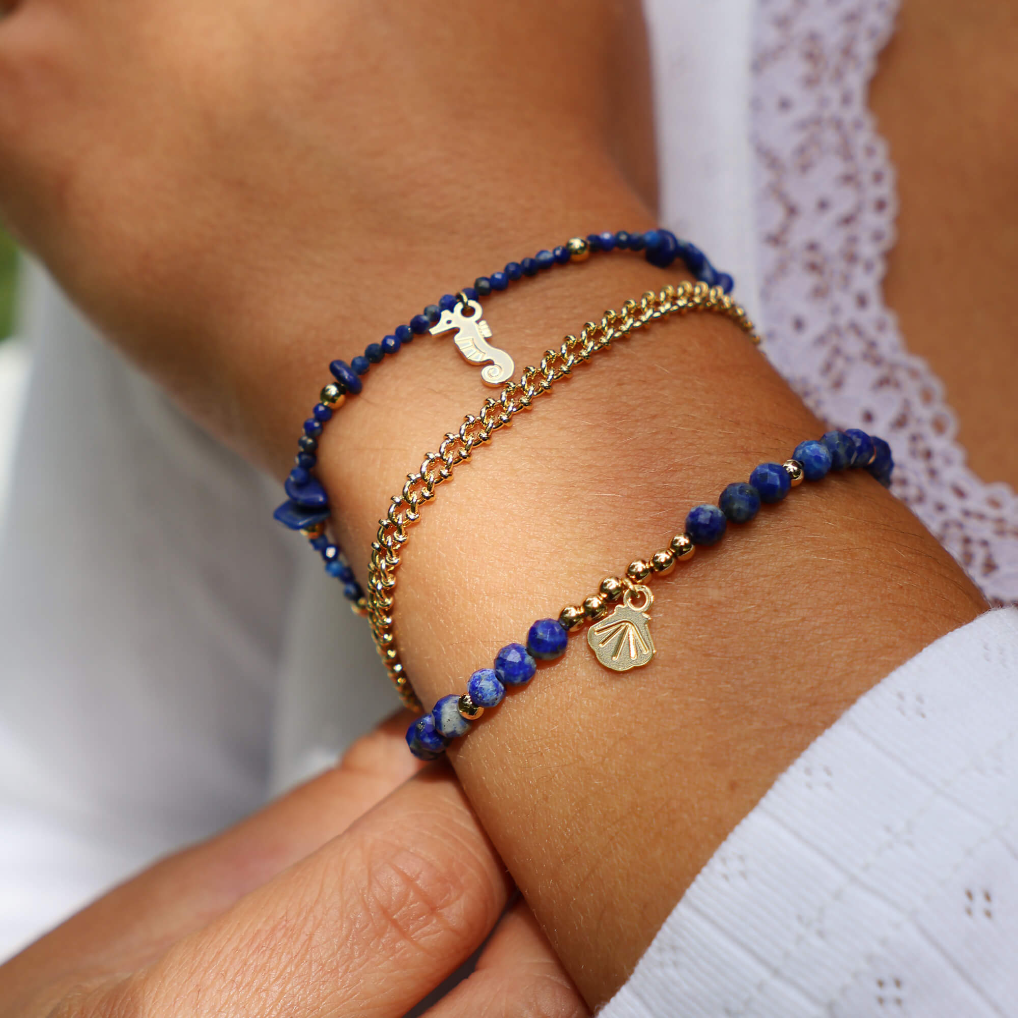 Bracelet symbiose minérale - pampille poisson-ange et hippocampe en lapis-lazuli, laiton doré — collection Mers & océans, Les Naturalistes