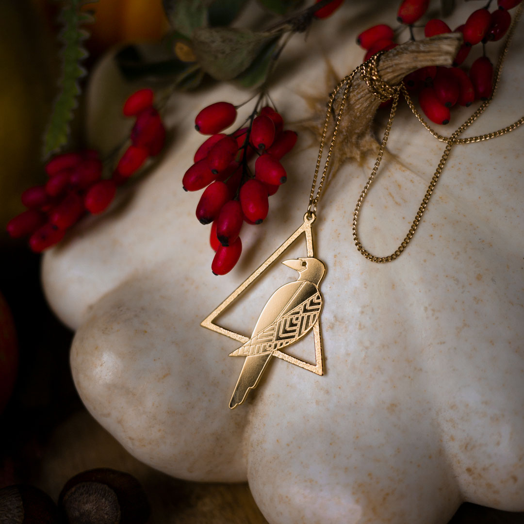 Collier sautoir corbeau en laiton doré — collection Jungles et Forêts, Les Naturalistes