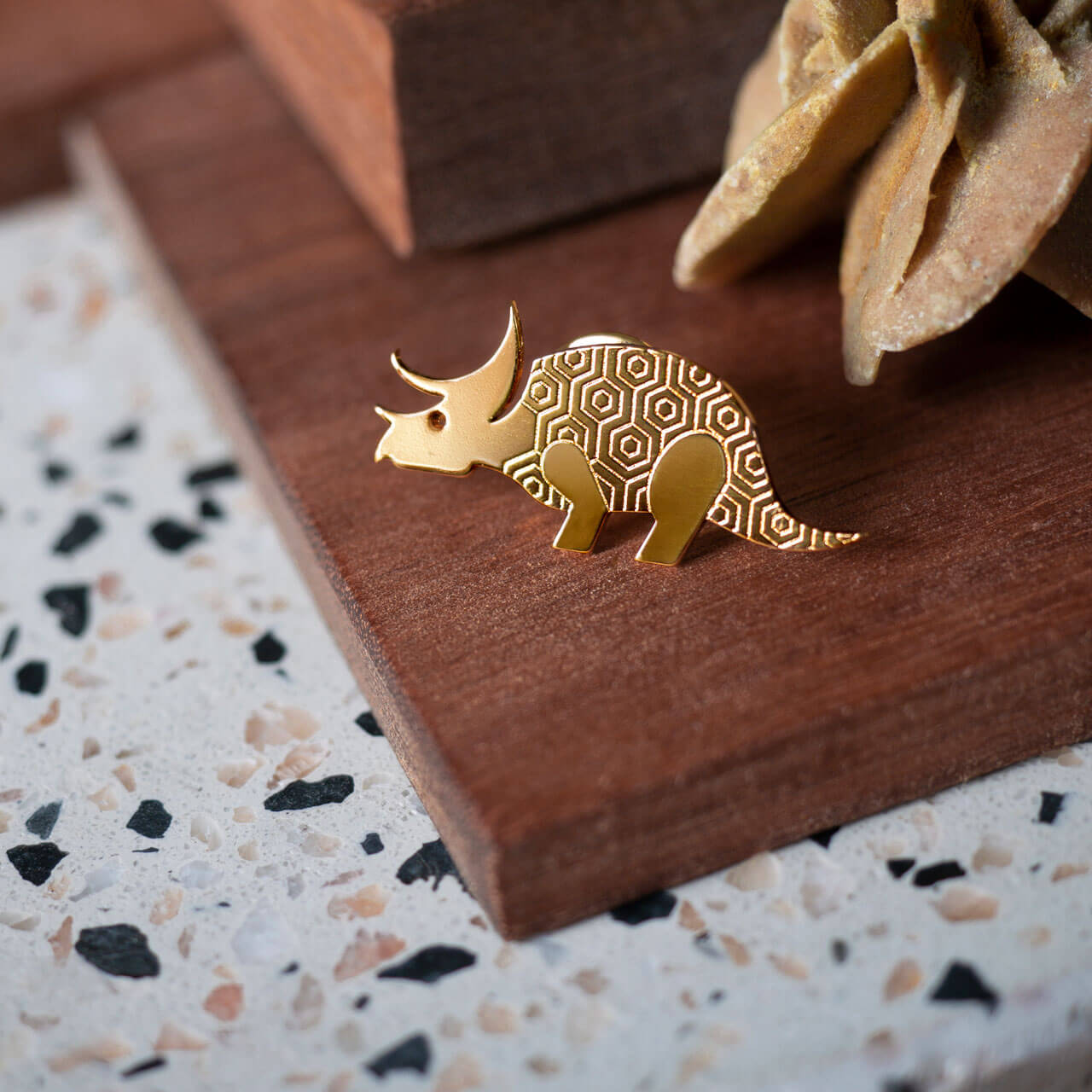 Pins tricératops en laiton doré — collection dinosaure, Les Naturalistes