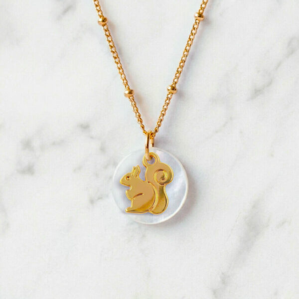 Collier nacre écureuil en laiton doré — collection Jungles et forêt — fond blanc 01, Les Naturalistes