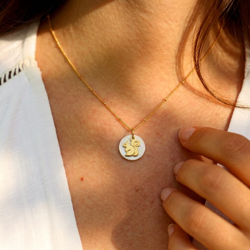 Collier nacre écureuil en laiton doré — collection Jungles et forêt — porté 01, Les Naturalistes