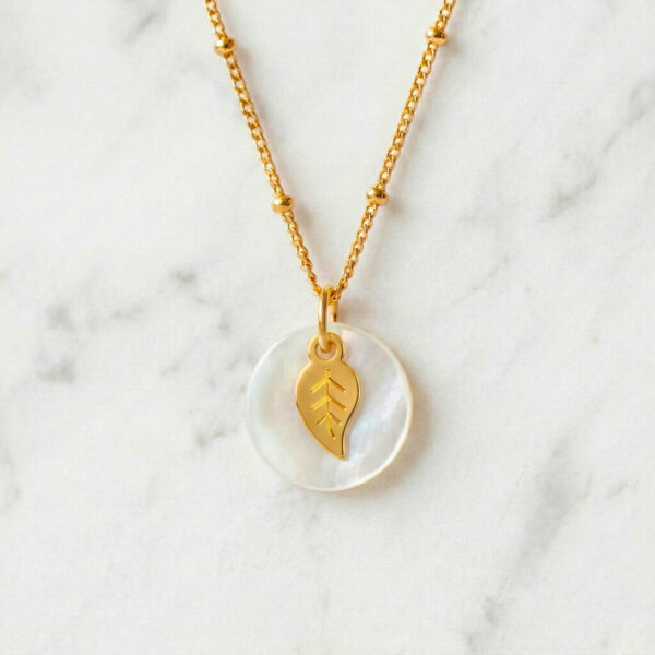 Collier nacre feuille en laiton doré — collection Jungles et forêt — fond blanc 01, Les Naturalistes