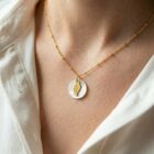 Collier nacre feuille en laiton doré — collection Jungles et forêt — porté 01, Les Naturalistes