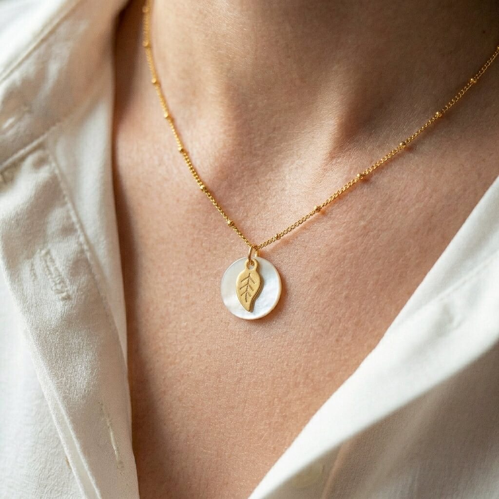 Collier nacre feuille en laiton doré — collection Jungles et forêt — porté 01, Les Naturalistes