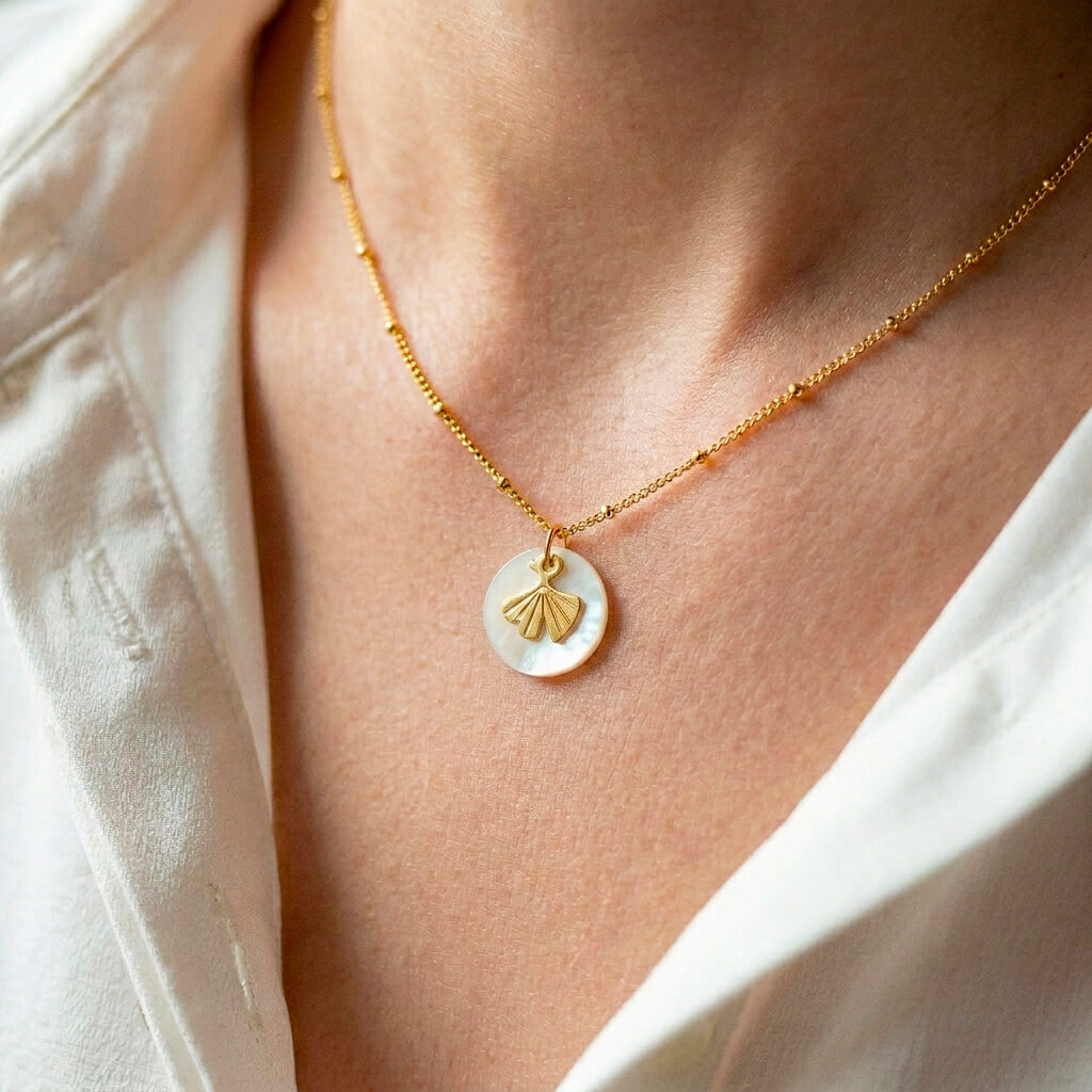 Collier nacre feuille de ginkgo en laiton doré — collection Jungles et forêt — porté 01, Les Naturalistes
