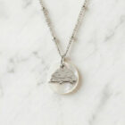 Collier nacre hérisson en laiton argenté — collection Jungles et forêt — fond blanc 01, Les Naturalistes