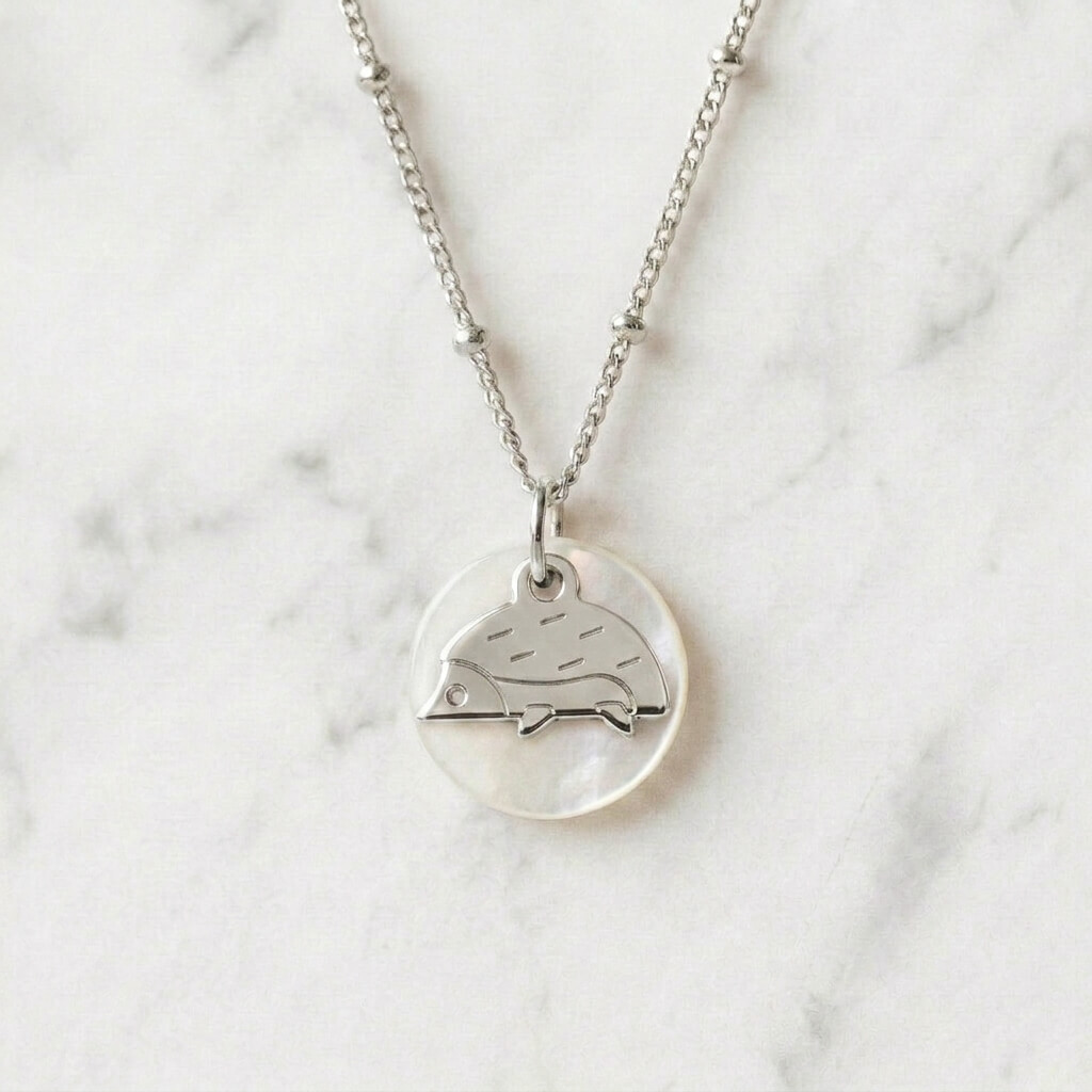 Collier nacre hérisson en laiton argenté — collection Jungles et forêt — fond blanc 01, Les Naturalistes