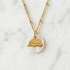Collier nacre hérisson en laiton doré — collection Jungles et forêt — fond blanc 01, Les Naturalistes