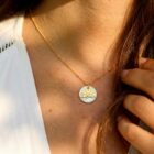 Collier nacre hérisson en laiton doré — collection Jungles et forêt — porté 01, Les Naturalistes
