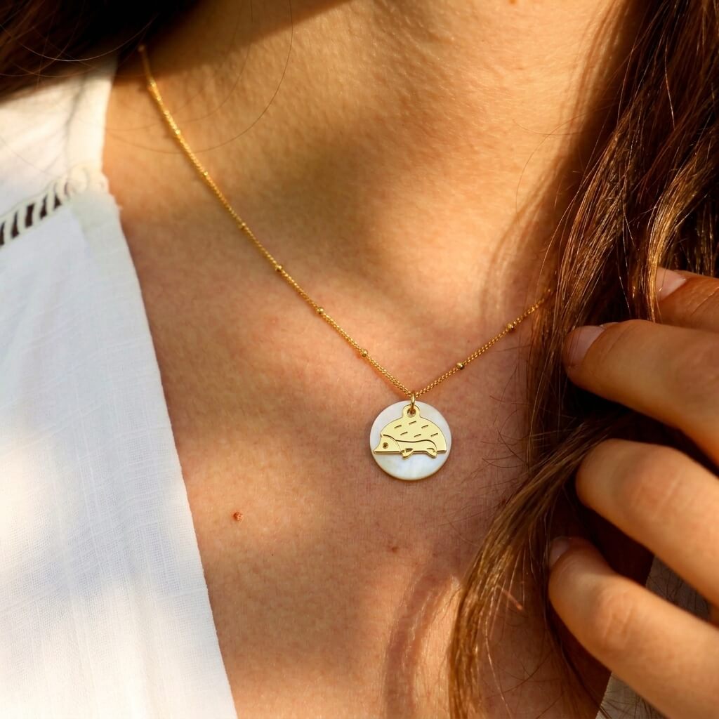 Collier nacre hérisson en laiton doré — collection Jungles et forêt — porté 01, Les Naturalistes