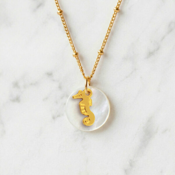 Collier nacre Hippocampe en laiton doré — collection Mers et océans — fond blanc 01, Les Naturalistes
