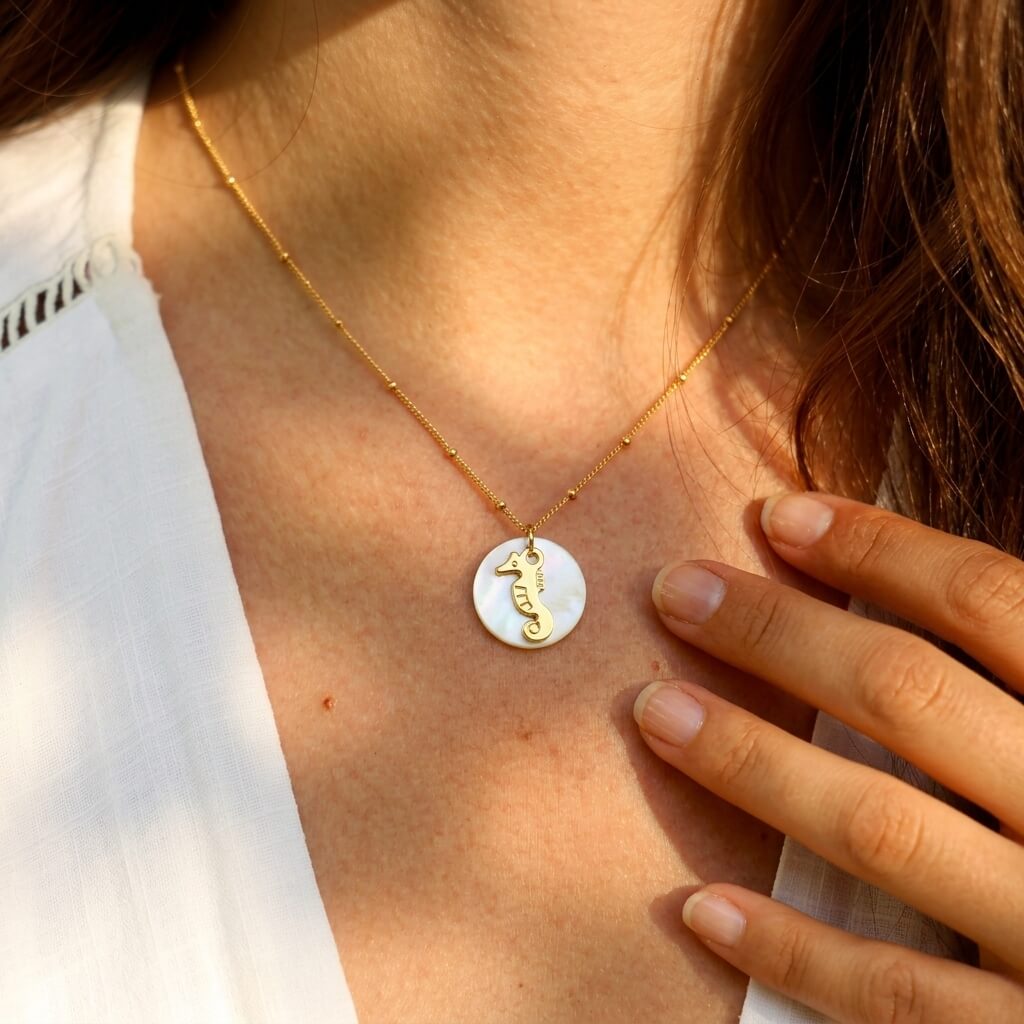 Collier nacre Hippocampe en laiton doré — collection Mers et océans — porté 01, Les Naturalistes