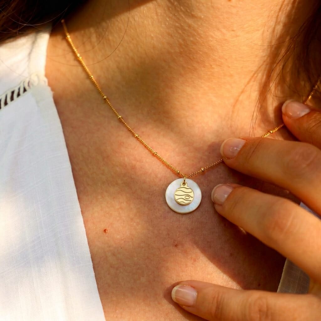 Collier nacre Jupiter en laiton doré — collection Cosmos — porté 01, Les Naturalistes