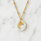 Collier nacre lune en laiton doré — collection Cosmos — fond blanc 01, Les Naturalistes