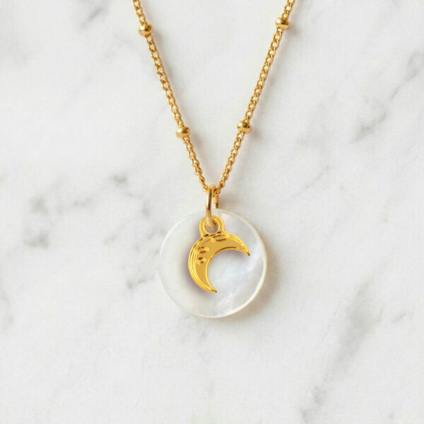 Collier nacre lune en laiton doré — collection Cosmos — fond blanc 01, Les Naturalistes