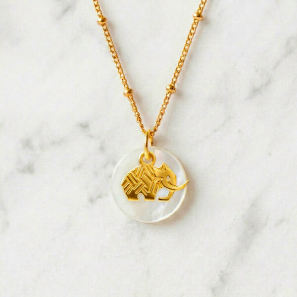 Collier nacre mammouth en laiton doré — collection Préhistoire — fond blanc 01, Les Naturalistes