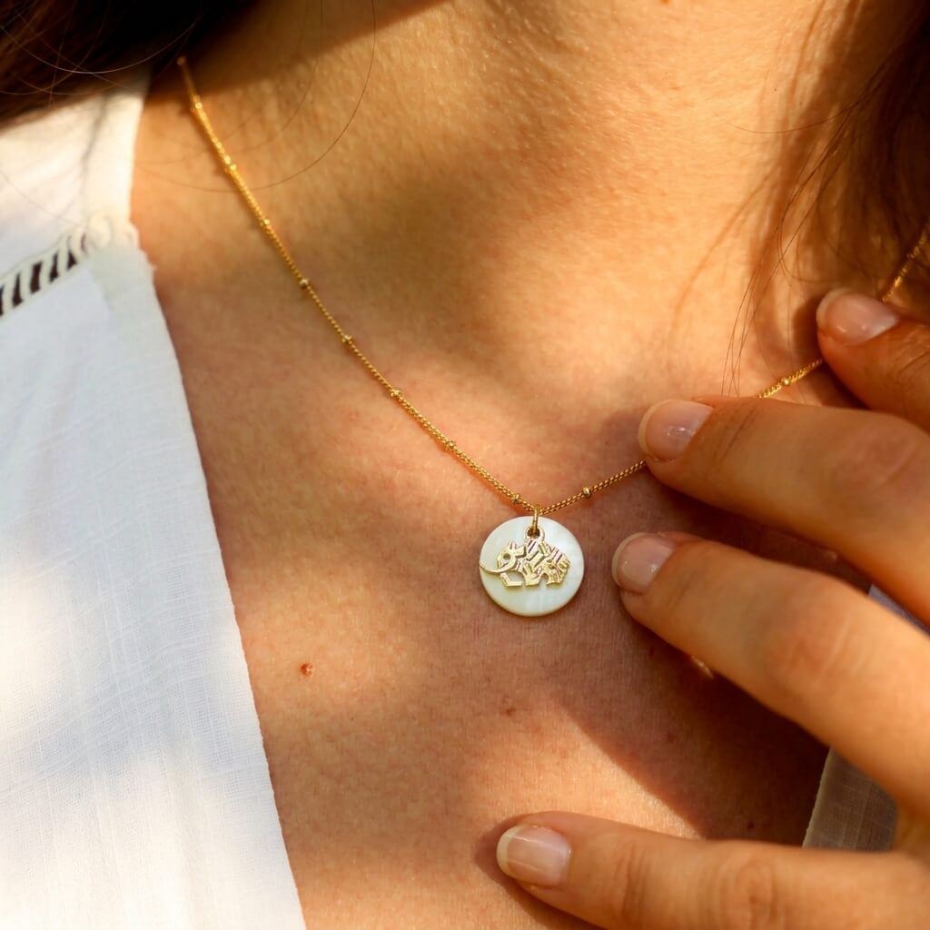 Collier nacre mammouth en laiton doré — collection Préhistoire — porté 01, Les Naturalistes