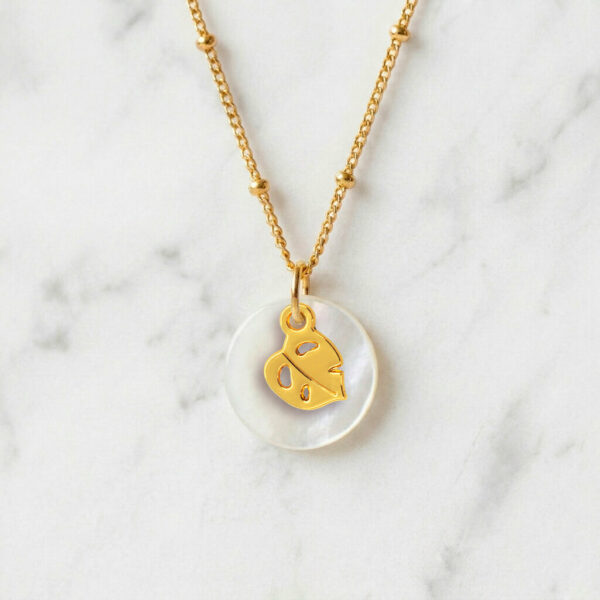 Collier nacre feuille de monstera en laiton doré — collection Jungles et forêt — fond blanc 01, Les Naturalistes