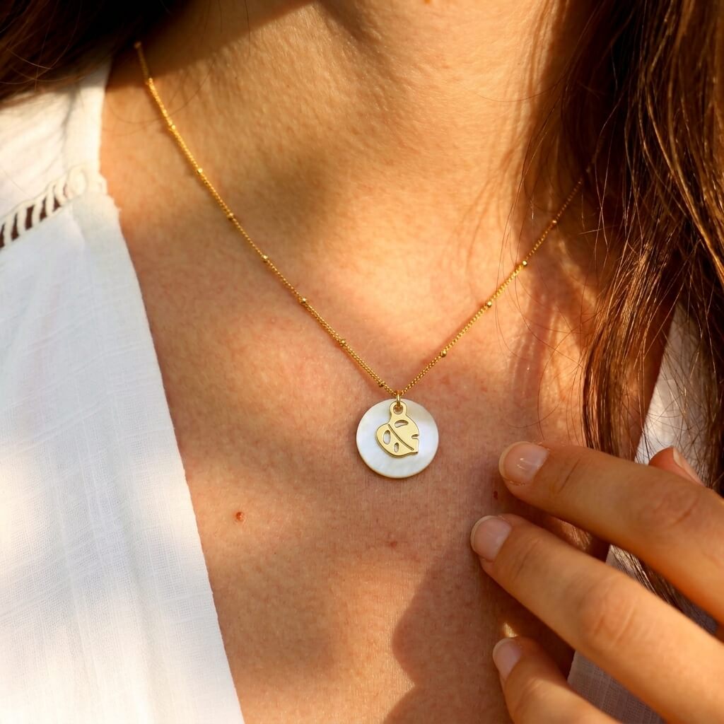 Collier nacre feuille de monstera en laiton doré — collection Jungles et forêt — porté 01, Les Naturalistes