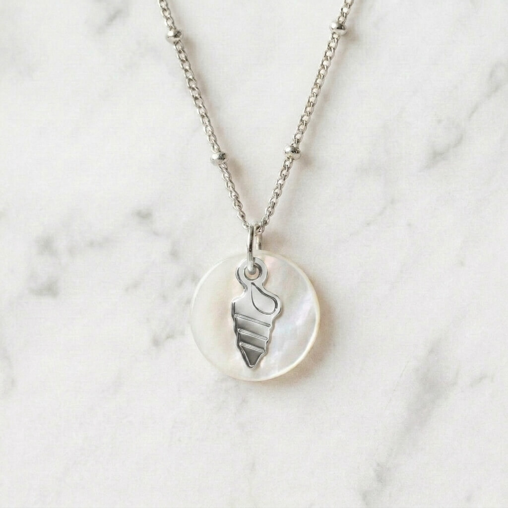 Collier nacre coquillage nassarius en laiton argenté — collection Mers et océans — fond blanc 01, Les Naturalistes