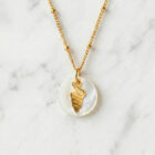 Collier nacre coquillage nassarius en laiton doré — collection Mers et océans — fond blanc 01, Les Naturalistes