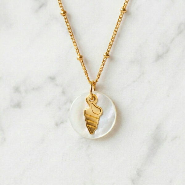 Collier nacre coquillage nassarius en laiton doré — collection Mers et océans — fond blanc 01, Les Naturalistes