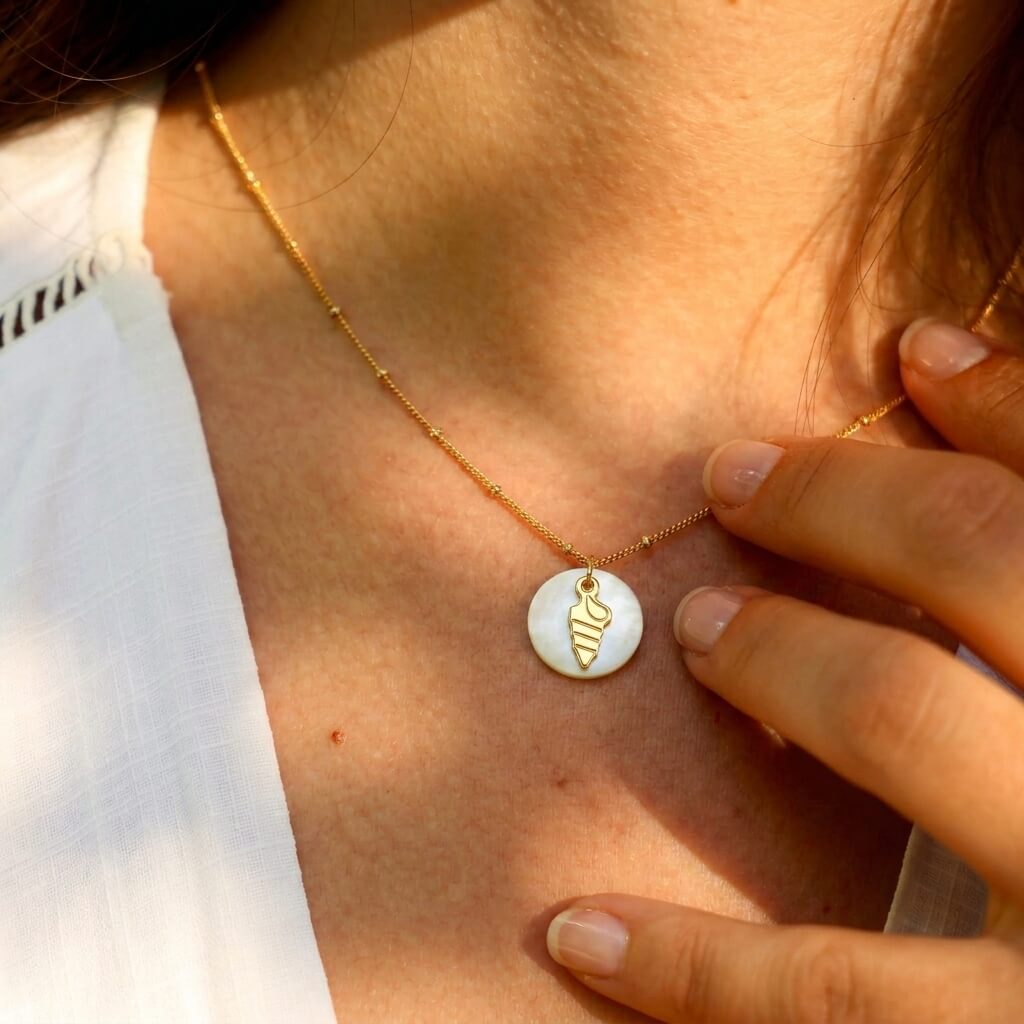 Collier nacre coquillage nassarius en laiton doré — collection Mers et océans — porté 01, Les Naturalistes