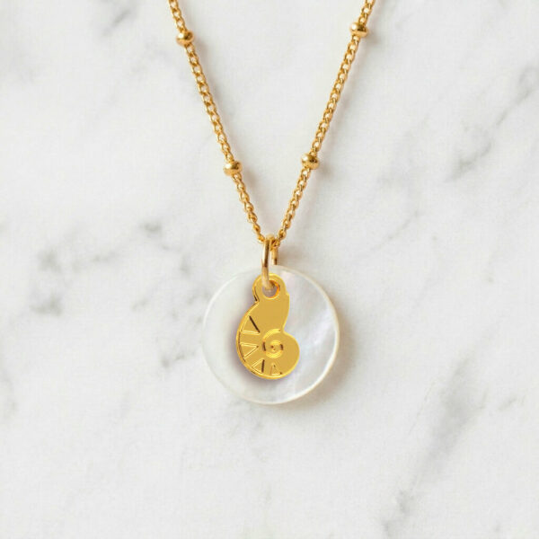 Collier nacre nautile en laiton doré — collection Mers et océans — fond blanc 01, Les Naturalistes