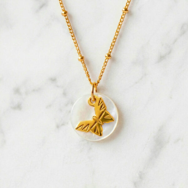 Collier nacre papillon en laiton doré — collection Jungles et forêts — fond blanc 01, Les Naturalistes