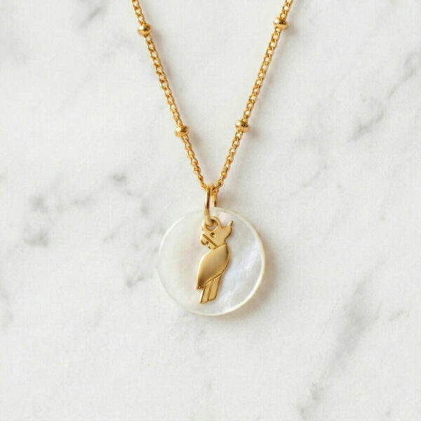 Collier nacre perroquet en laiton doré — collection Jungles et forêts — fond blanc 01, Les Naturalistes