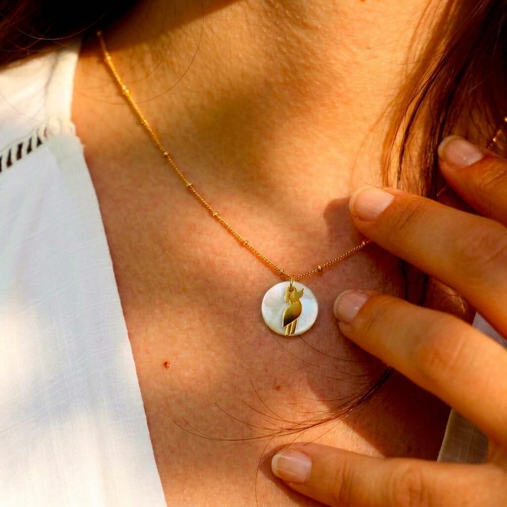 Collier nacre perroquet en laiton doré — collection Jungles et forêts — porté 01, Les Naturalistes