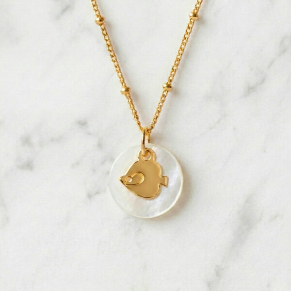 Collier nacre poisson ange en laiton doré — collection Mers et océans — fond blanc 01, Les Naturalistes