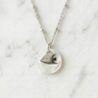 Collier nacre poisson papillon en laiton argenté — collection Mers et océans — fond blanc 01, Les Naturalistes
