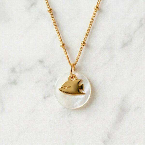 Collier nacre poisson papillon en laiton doré — collection Mers et océans — fond blanc 01, Les Naturalistes