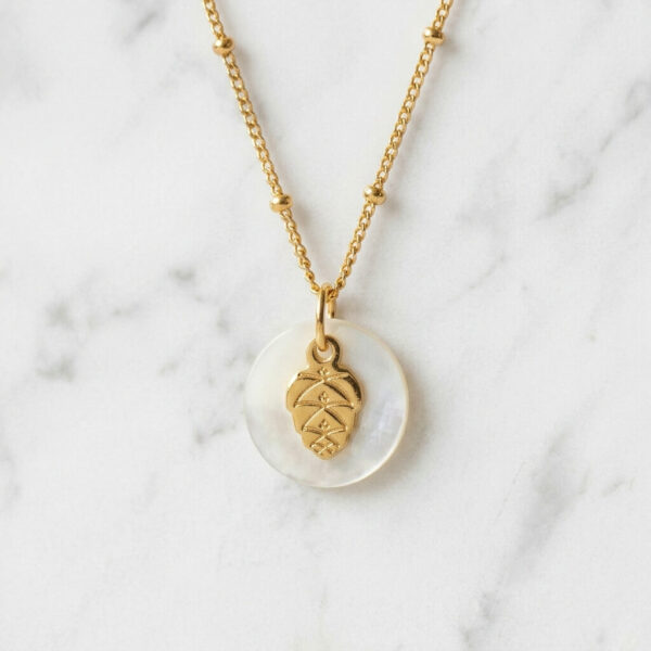 Collier nacre pomme de pin en laiton doré — collection Jungles et forêt — fond blanc 01, Les Naturalistes
