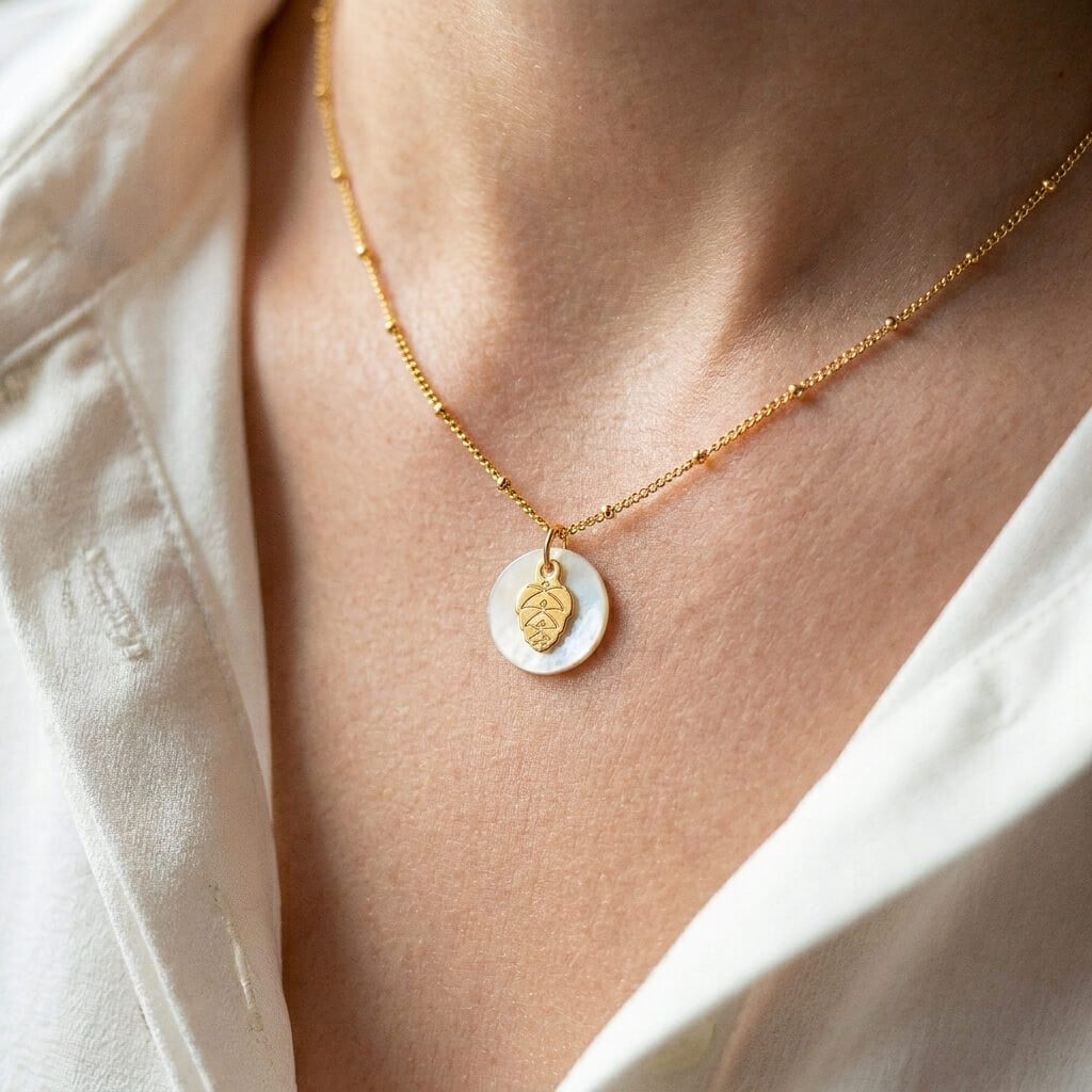 Collier nacre pomme de pin en laiton doré — collection Jungles et forêt — porté 01, Les Naturalistes