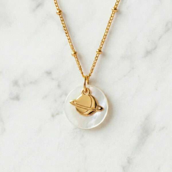 Collier nacre Saturne en laiton doré — collection Cosmos — fond blanc 01, Les Naturalistes