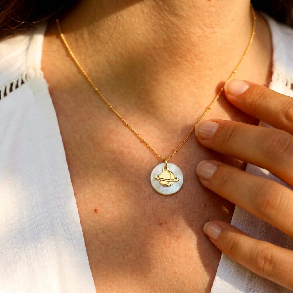 Collier nacre Saturne en laiton doré — collection Cosmos — porté 01, Les Naturalistes