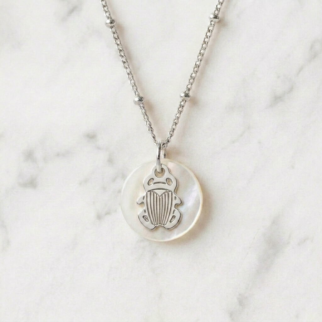 Collier nacre scarabée en laiton argenté — collection Jungles et forêt — fond blanc 01, Les Naturalistes