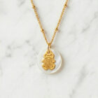 Collier nacre scarabée en laiton doré — collection Jungles et forêt — fond blanc 01, Les Naturalistes