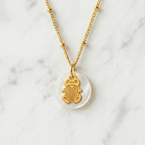 Collier nacre scarabée en laiton doré — collection Jungles et forêt — fond blanc 01, Les Naturalistes