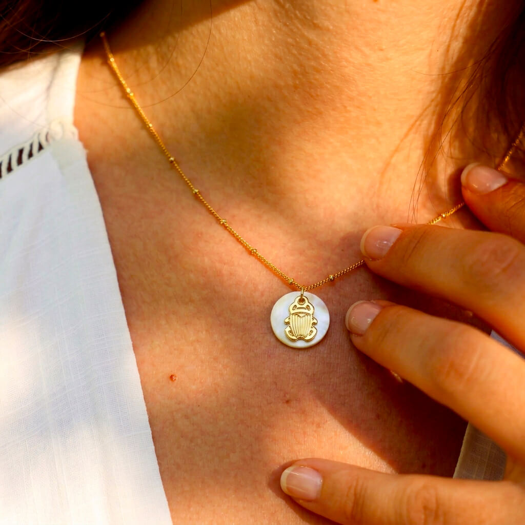 Collier nacre scarabée en laiton doré — collection Jungles et forêt — porté 01, Les Naturalistes