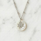 Collier nacre soleil en laiton argenté — collection Cosmos — fond blanc 01, Les Naturalistes