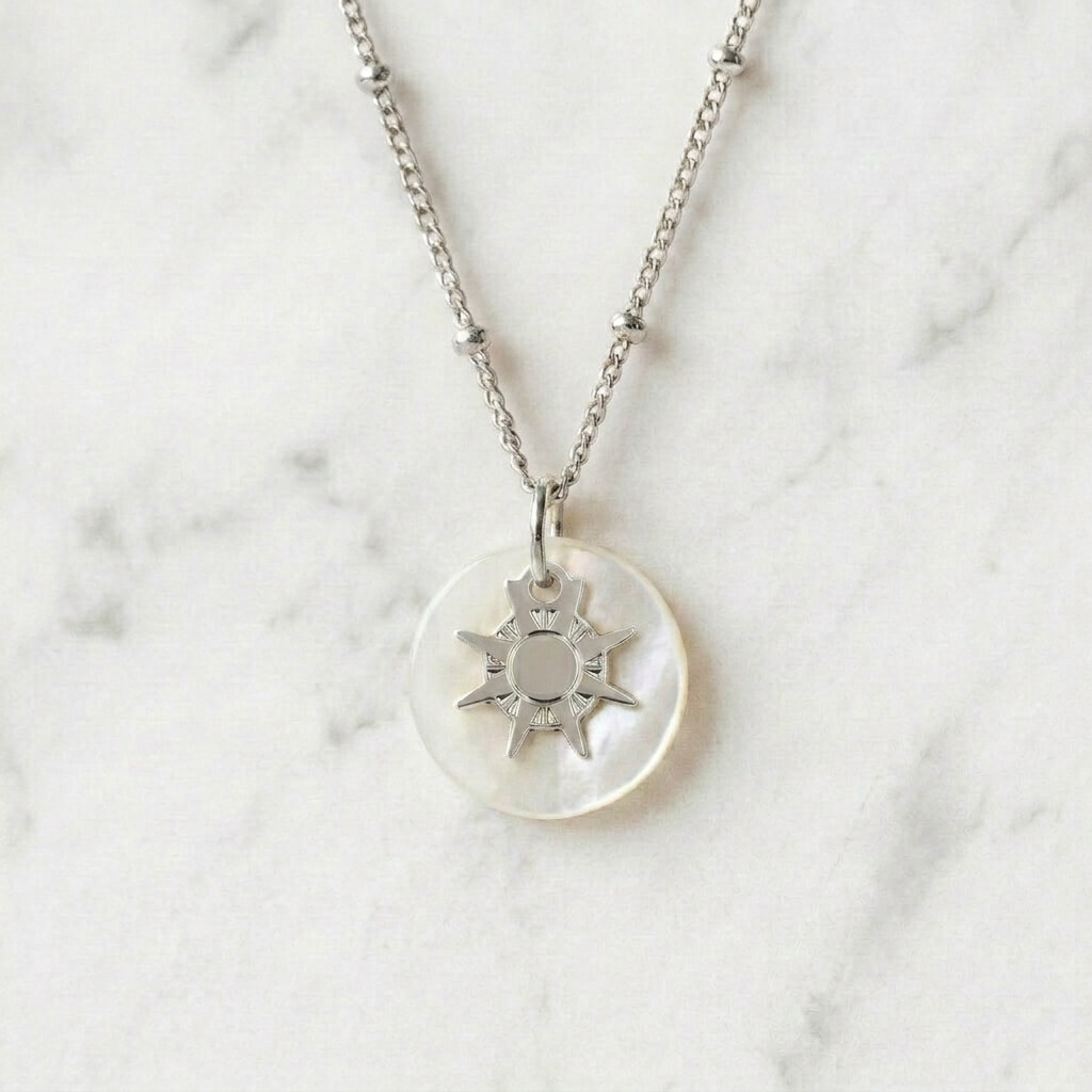 Collier nacre soleil en laiton argenté — collection Cosmos — fond blanc 01, Les Naturalistes