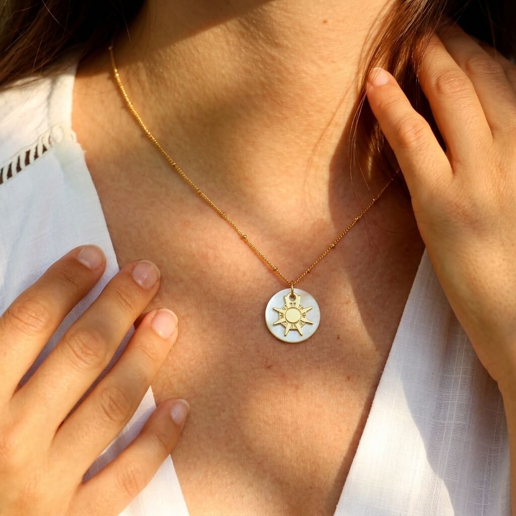 Collier nacre soleil en laiton doré — collection Cosmos — porté 01, Les Naturalistes